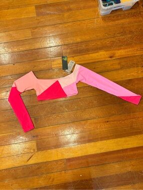 Colorblock Off-Shoulder Crop Top in Pink & Hot Pink Size S